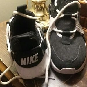 NWOB Nike Air 2018 Hurache Womens HARD 2 FIND